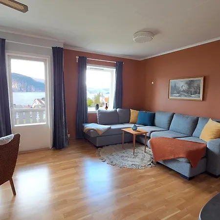 Nyaraló Quiet Apartment With Private Garden, 7 Min Walk To Bryggen *