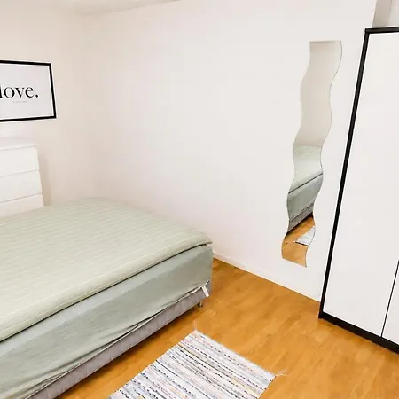 Modern 2-bedroom With Private Garden 펜션