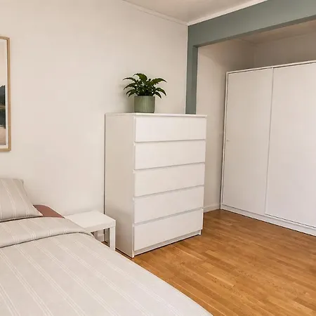 Modern 2-bedroom With Private Garden 펜션 *
